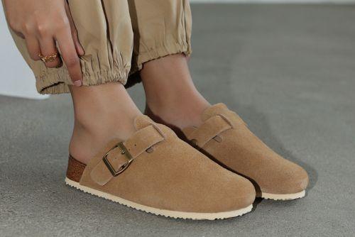Jakie klapki damskie wybrać na lato? Zamszowe modele do codziennych stylizacji