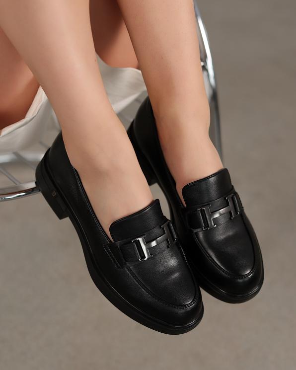 Czarne mokasyny damskie ze skóry licowej na klocku 105-02181-CZAR