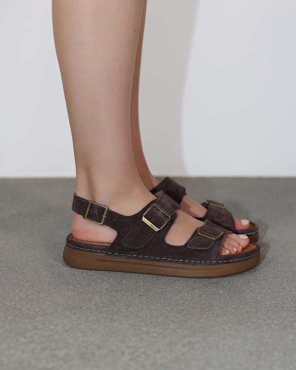 Czekoladowe sandały damskie zamszowe klamrami 105-02697-CZEKOL