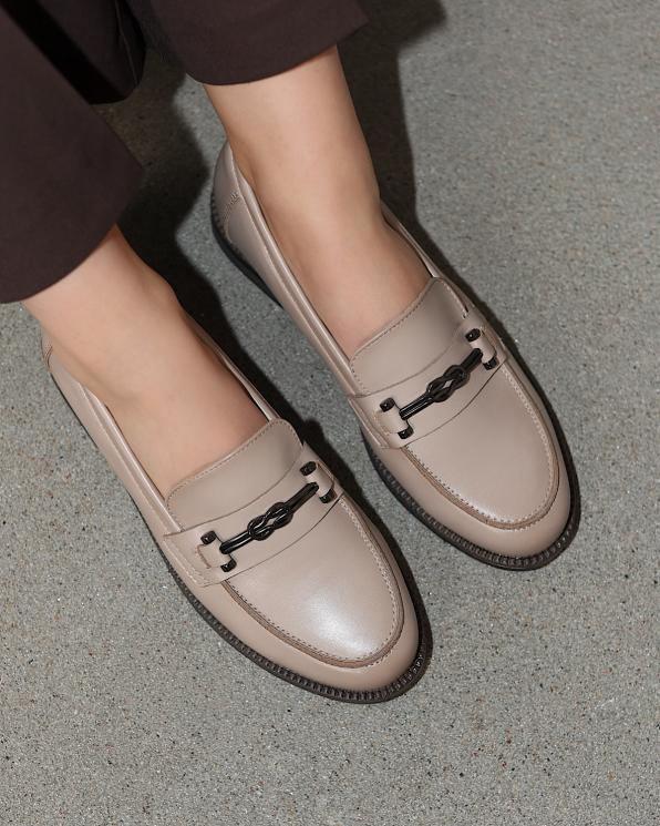 Beżowe mokasyny damskie skórzane na niskim obcasie 105-23181-BEŻ