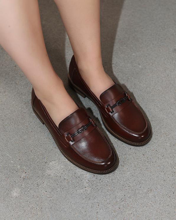 Brązowe mokasyny damskie ze skóry licowej z klamrą 105-23181-BRĄZ