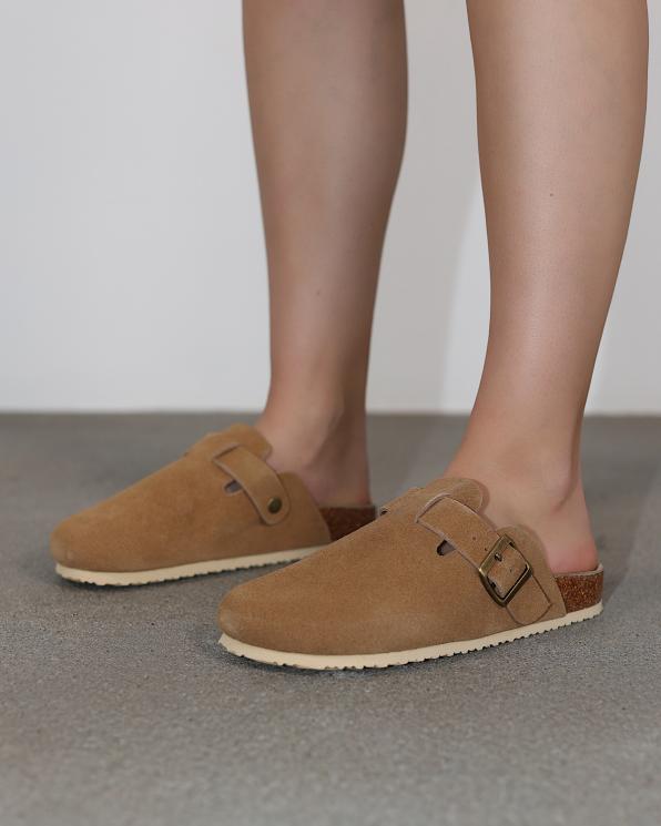 Brązowe klapki damskie ze skóry zamszowej z klamrami 105-233101-CAMEL