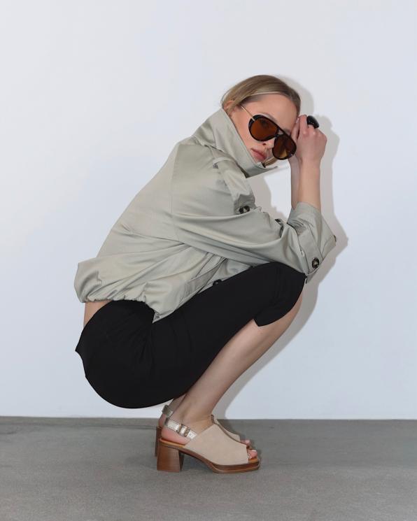 Beżowe sandały damskie ze skóry zamszowej na słupku 105-59993-BEŻ