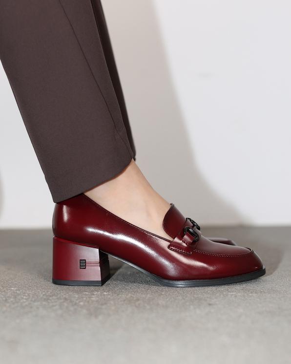 Bordowe mokasyny damskie ze skóry licowej na klocku 105-61181-BORDO