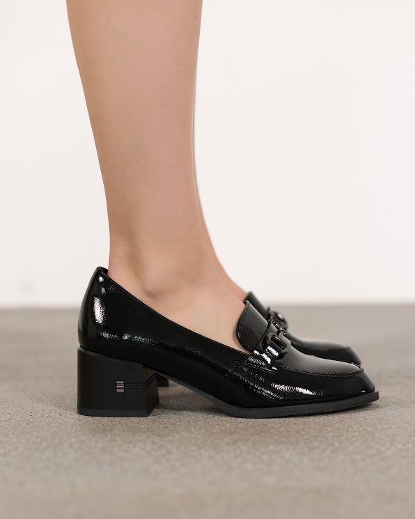 Czarne mokasyny damskie lakierowane na klocku 105-61181-CZAR-L