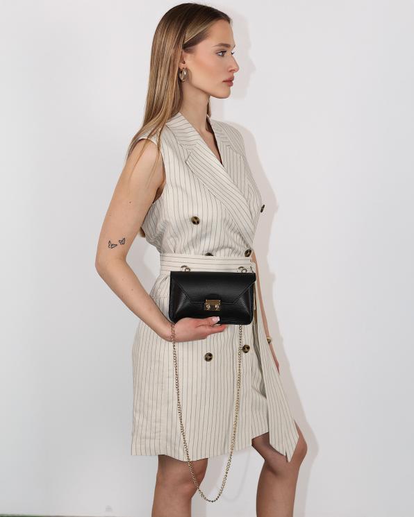 Czarna kopertówka damska ze skóry licowej z łańcuszkiem 107-19-CZARNY