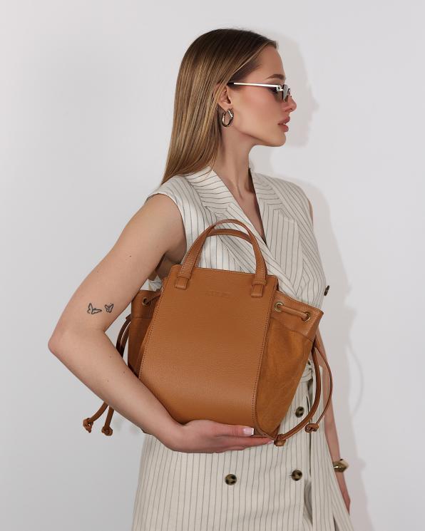 Brązowa torebka damska typu worek ze skóry licowej i zamszu 107-21-RUDY