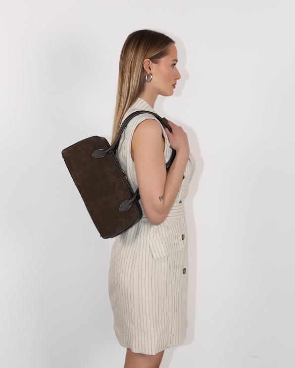 Czekoladowa torebka damska podłużna ze skóry zamszowej na ramię 107-23-CZEKOLADA