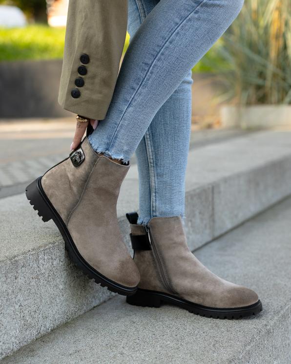 Bęzowe botki damskie z eko-zamszu na niskim obcasie  139-41391-KHAKI
