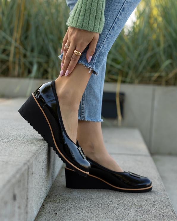 Czarne półbuty damskie ze skóry lakierowanej na wysokim obcasie 119-6401-CZA-LAK