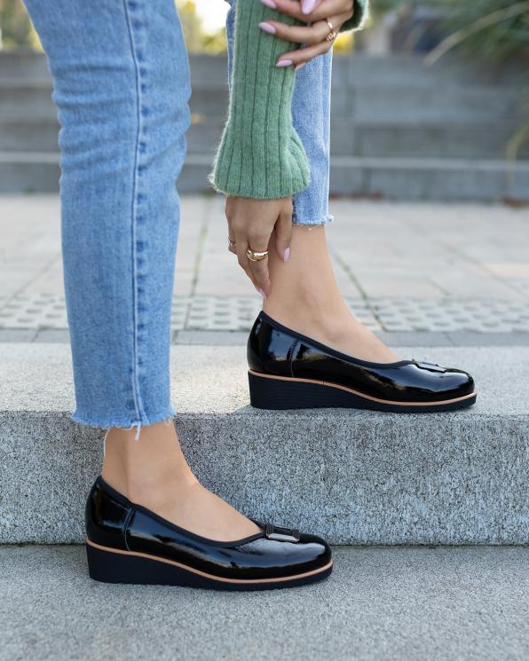 Czarne półbuty damskie lakierowane na koturnie 119-5401-CZA-LAK