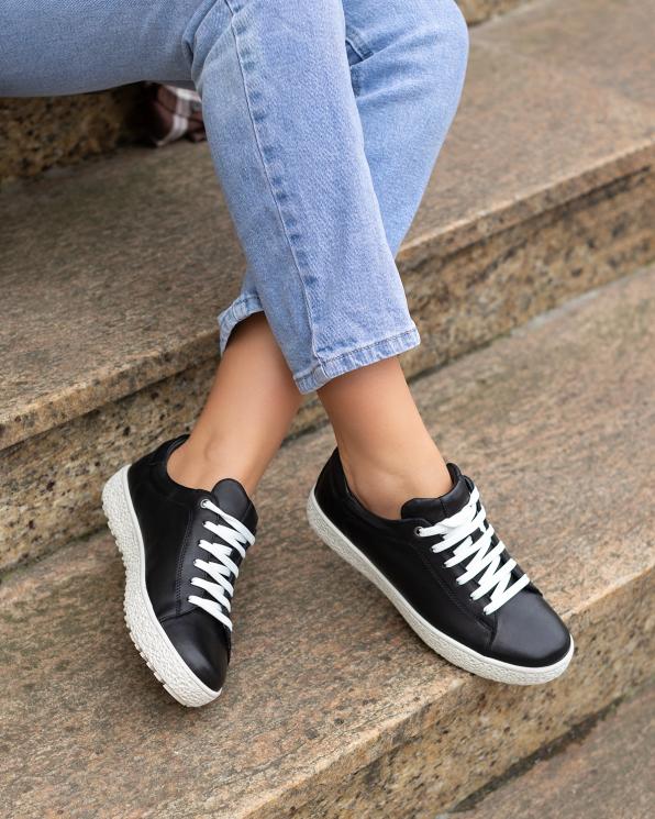 Czarne adidasy damskie skórzane z białą podeszwą 148-71072-CZARNY