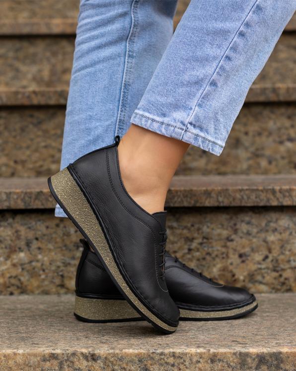 Czarne półbuty damskie ze skóry naturalnej na koturnie 148-21641-CZARNY