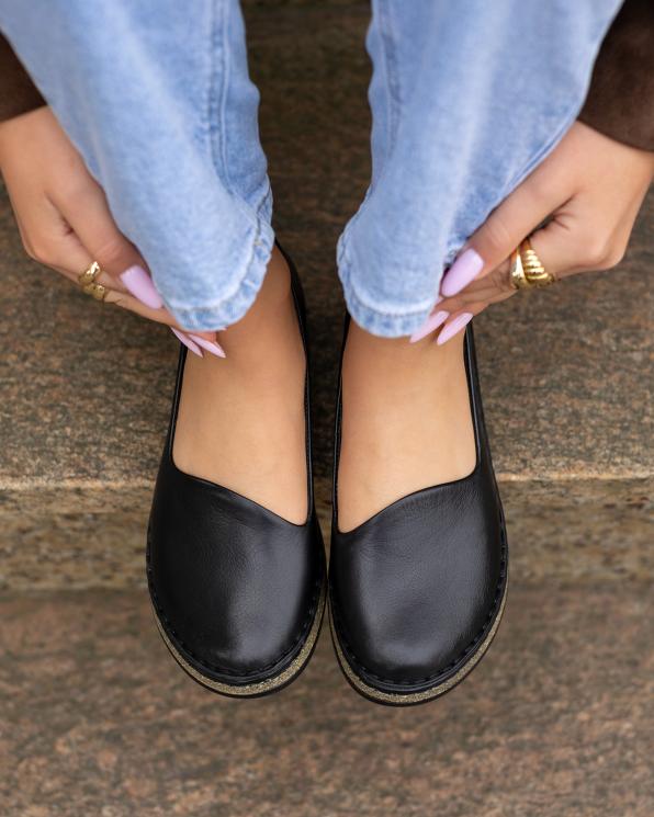 Czarne półbuty damskie z naturalnej skóry licowej na koturnie 148-11641-CZARNY