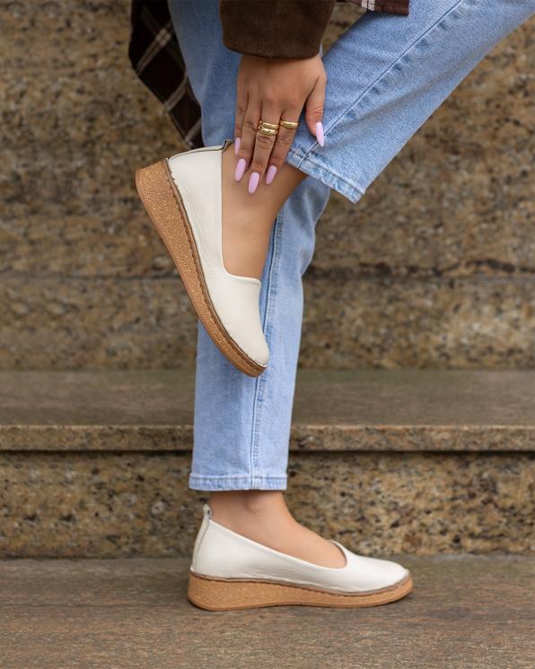 Jasnobeżowe półbuty damskie skórzane na obcasie 148-11641-BEŻ