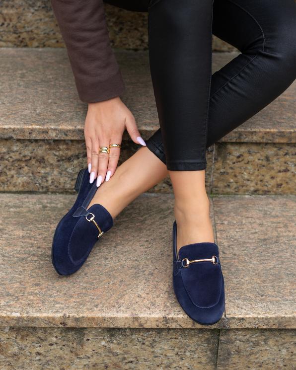 Granatowe mokasyny damskie zamszowe z klamrą na obcasie 102-870-GRANAT