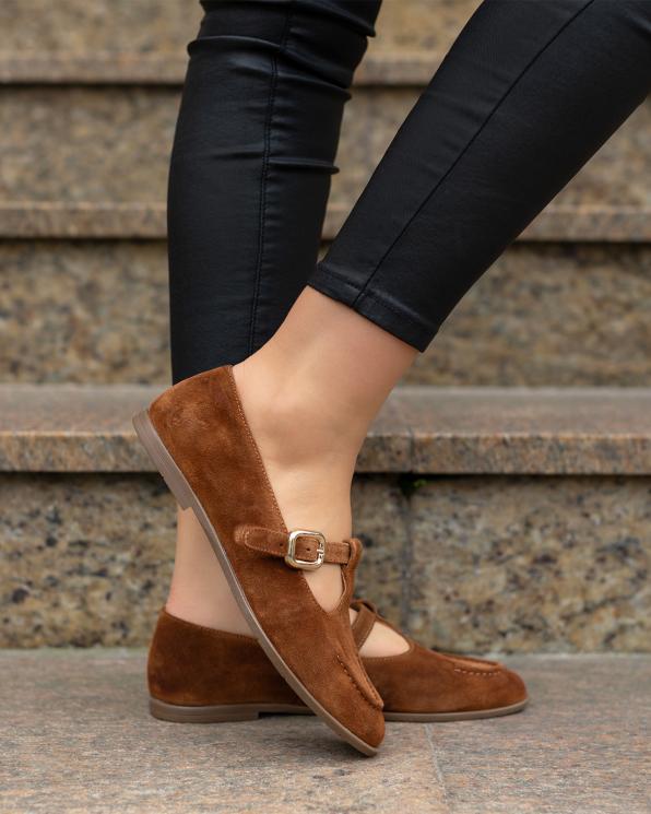 Brązowe półbuty damskie ze skóry zamszowej ze sprzączką 102-580-RUDY