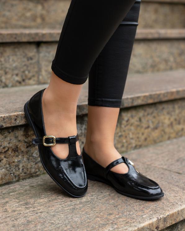 Czarne półbuty damskie ze skóry lakierowanej ze sprzączką 102-580-CZAR-LAK