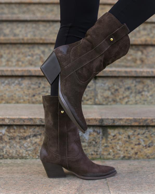 Czekoladowe kowbojki damskie ze skóry welurowej na klocku 058-4708-CZEKOLA