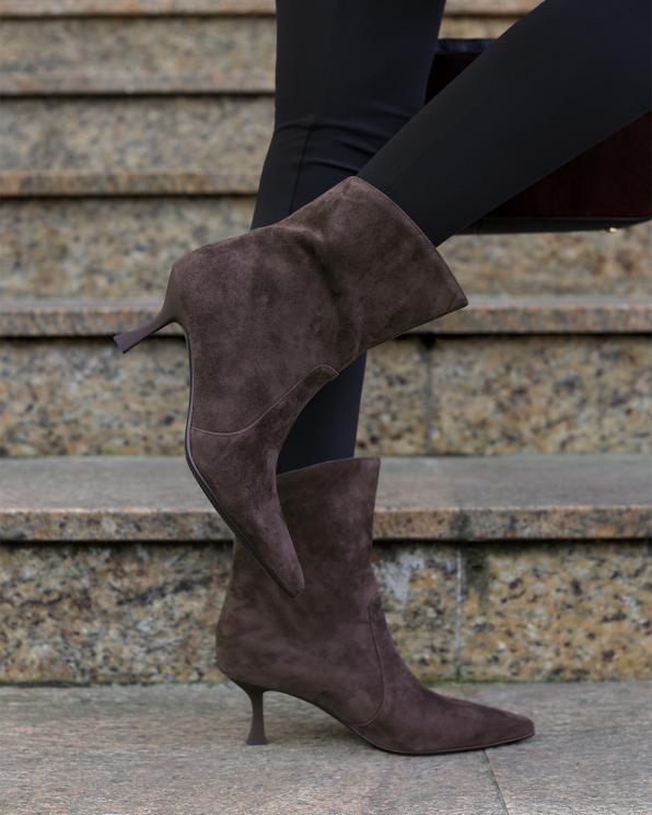 Czekoladowe botki damskie ze skóry zamszowej na szpilce 131-066-BRĄZ