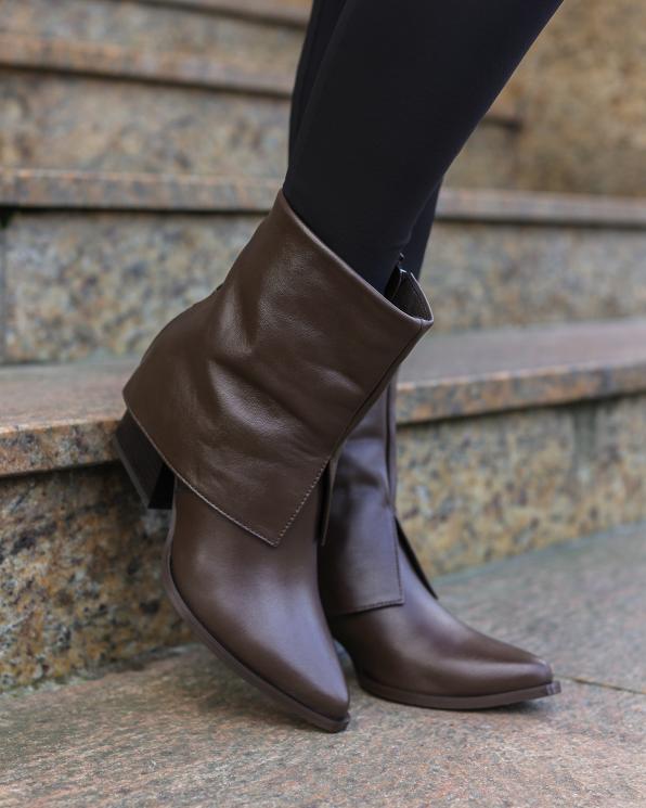 Brązowe kowbojki damskie ze skóry licowej na klocku 058-5367-CZEKOLA