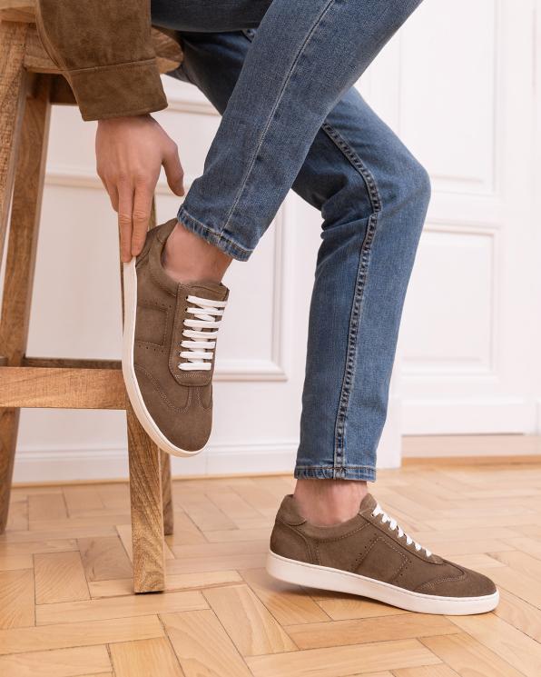 Ciemnobeżowe trampki męskie ze skóry nubukowej 151-0242-31-KHAK