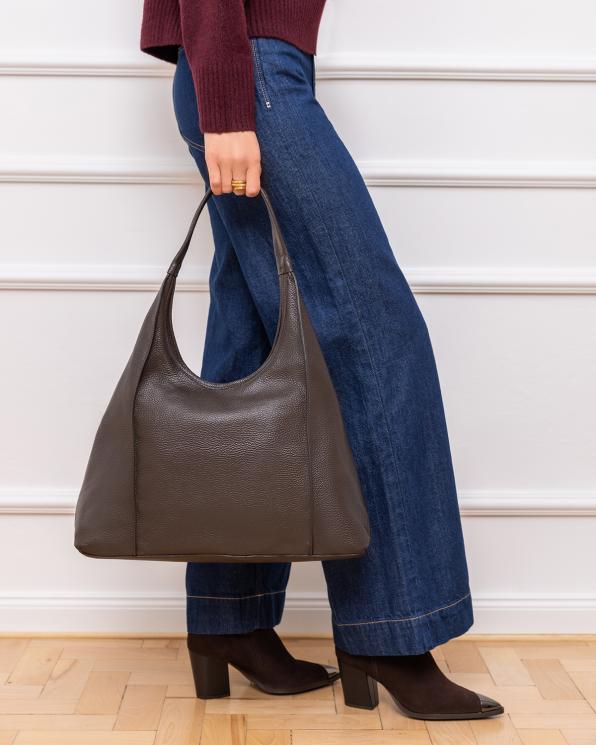 Czekoladowa duża torba hobo ze skóry licowej 154-6076-CZEKOLADA