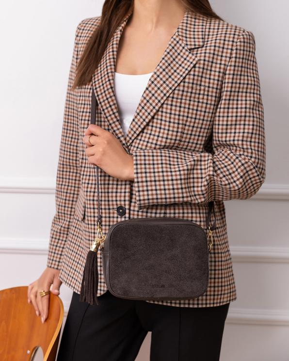 Czekoladowa torebka listonoszka damska ze skóry zamszowej z frędzlem 154-5695-CZEKOLADA