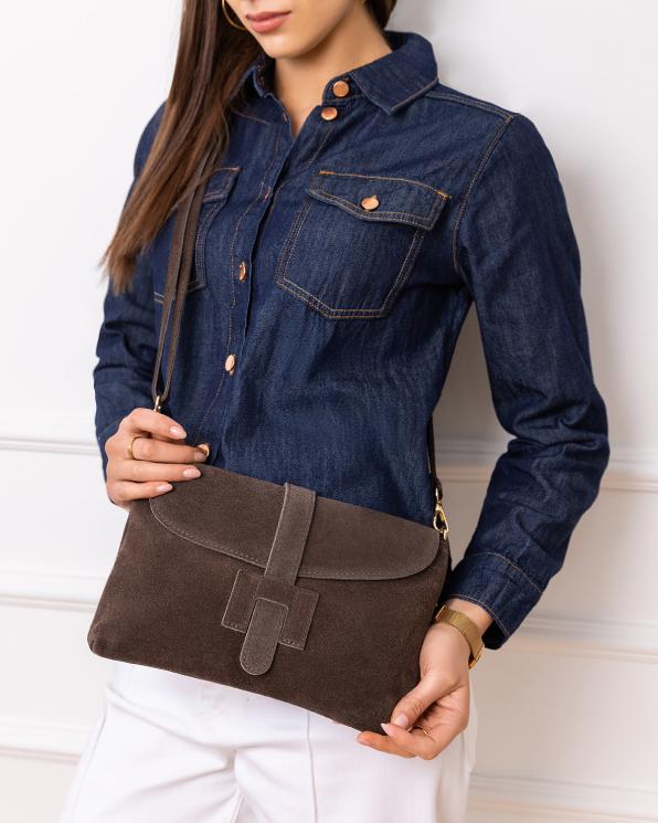 Czekoladowa mała torebka damska ze skóry zamszowej z paskiem 154-2666-CZEKOLADA