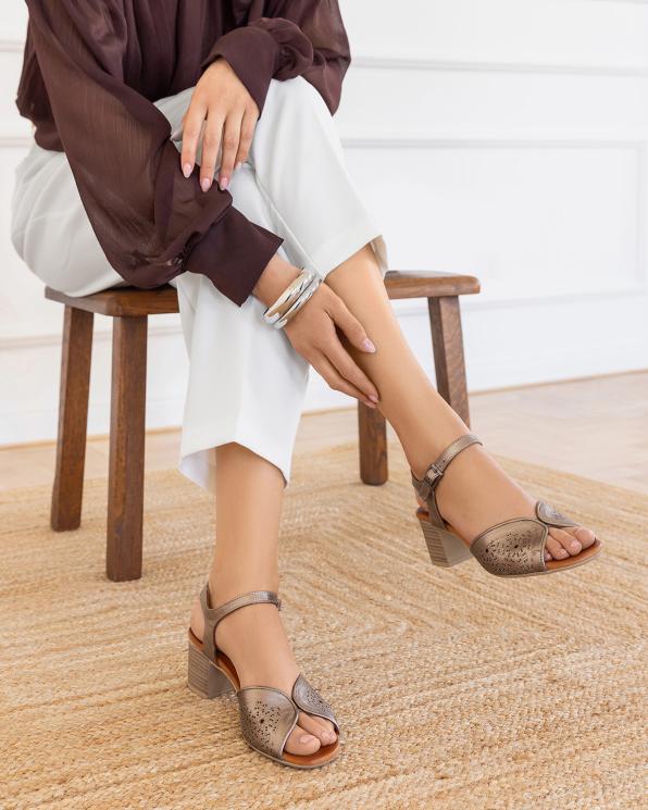 Złote sandały damskie skórzane na słupku 145-4107-ZŁOTY