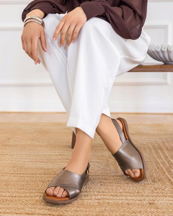 Złote sandały damskie ze skóry licowej na niskim obcasie 145-103125-ZŁOTY