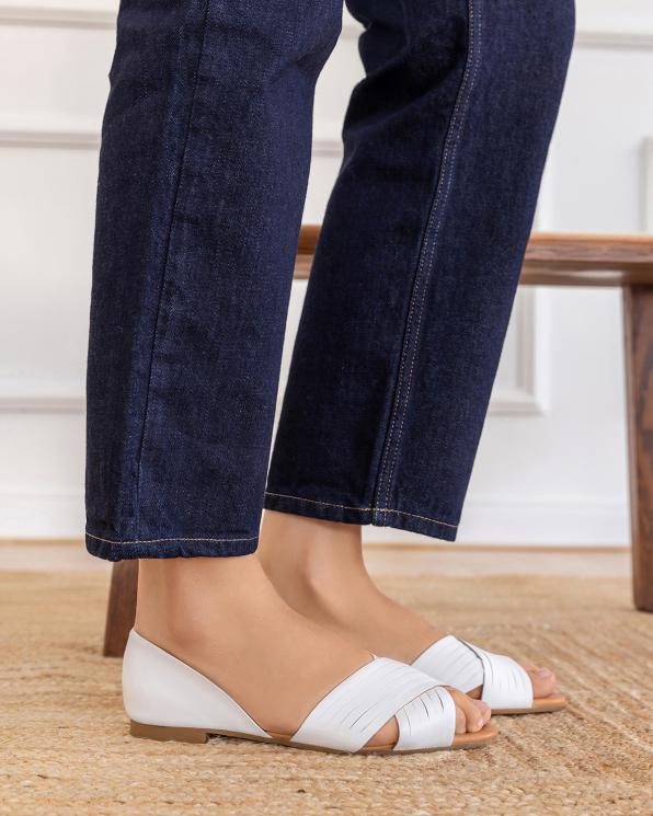 Białe sandały damskie ze skóry licowej na niskim obcasie 145-0013-BIAŁY