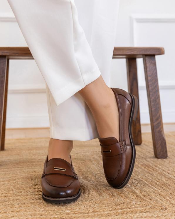 Brązowe mokasyny damskie ze skóry licowej z ozdobą 139-18391-BRĄZ