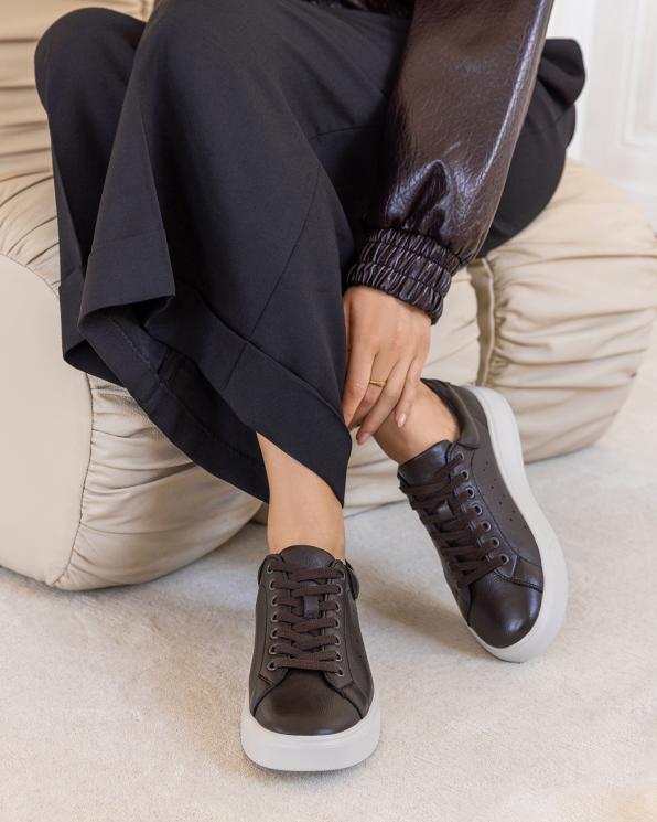 Czekoladowe adidasy damskie ze skóry licowej na platformie 139-97391-N-BRĄZ