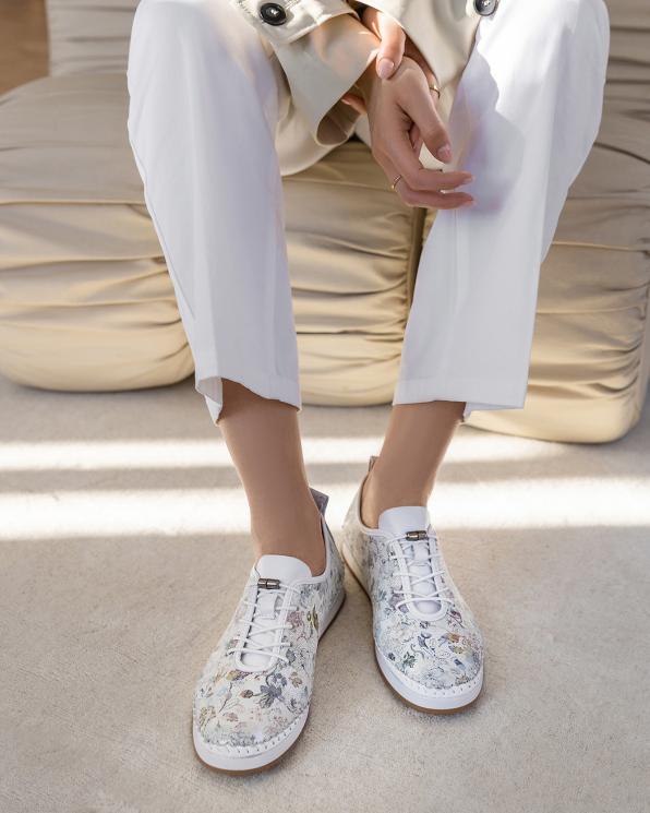 Białe półbuty damskie ze skóry nubukowej z motywem kwiatowym 165-38152-BIA-KW