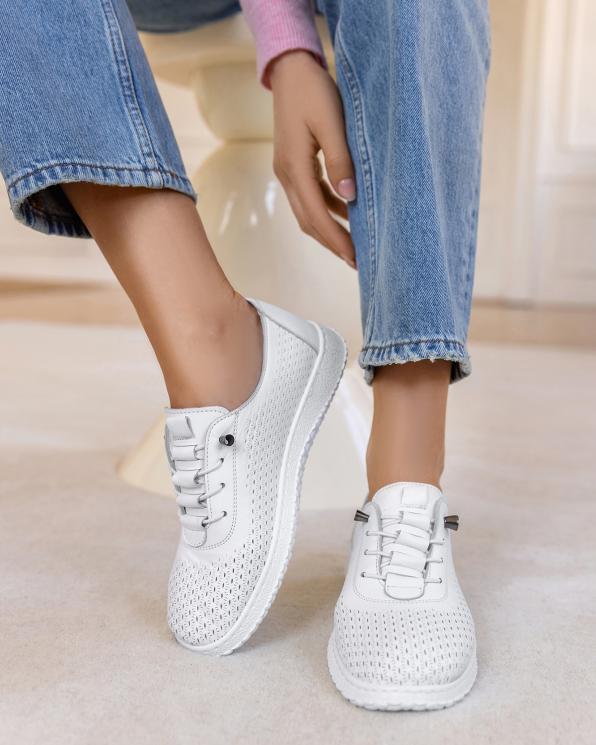Białe półbuty damskie sznurowane ze skóry licowej z perforacjami 165-27152-BIAŁY