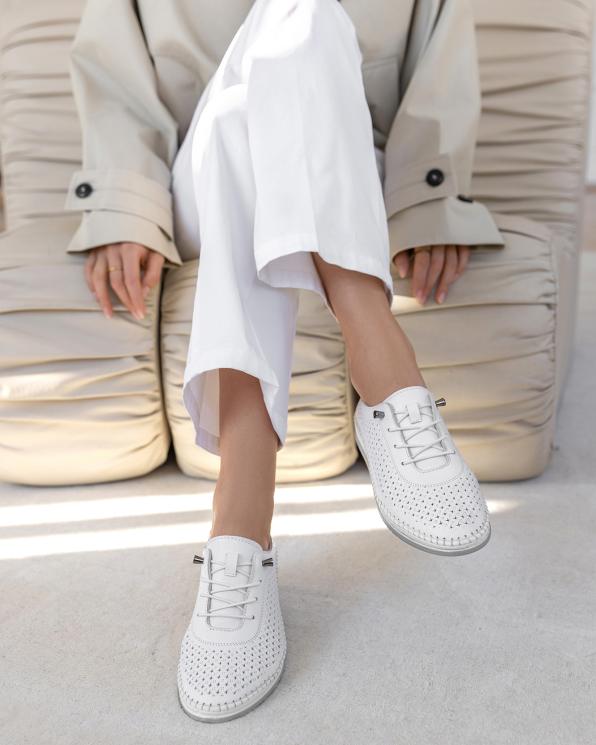 Białe trampki damskie ażurowe ze skóry licowej 165-0081-BIAŁY