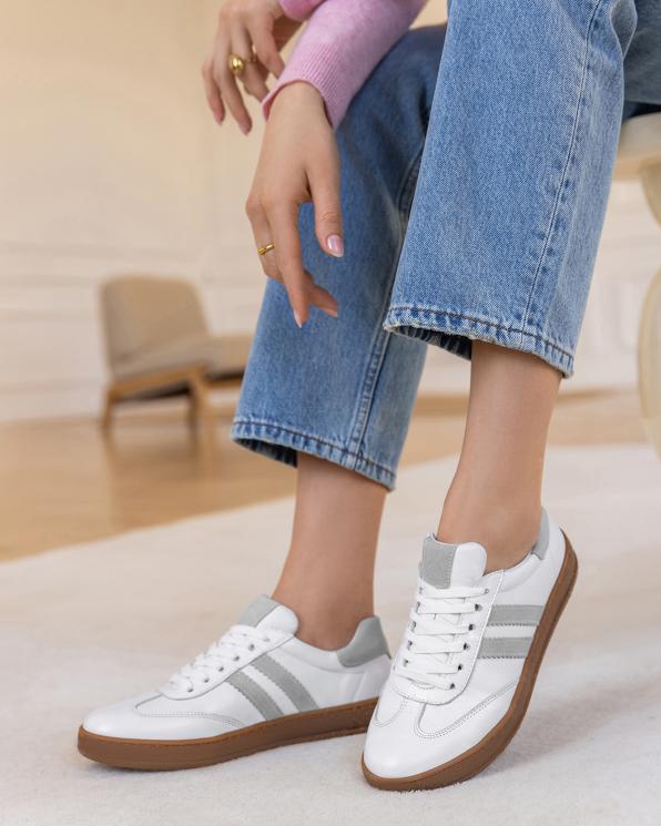 Białe adidasy damskie skórzane z szarymi wstawkami 165-00552-BIA-S