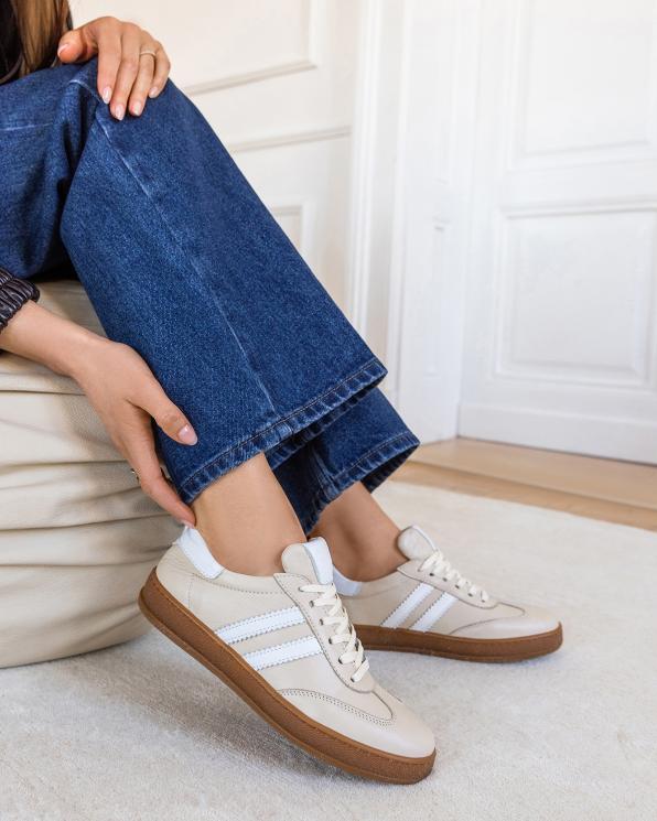 Beżowe adidasy damskie ze skóry licowej z białymi wstawkami 165-00552-BEŻ