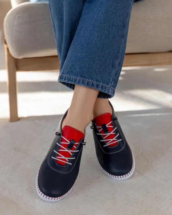 Granatowe trampki damskie sznurowane ze skóry licowej 165-52042-NIEBIE