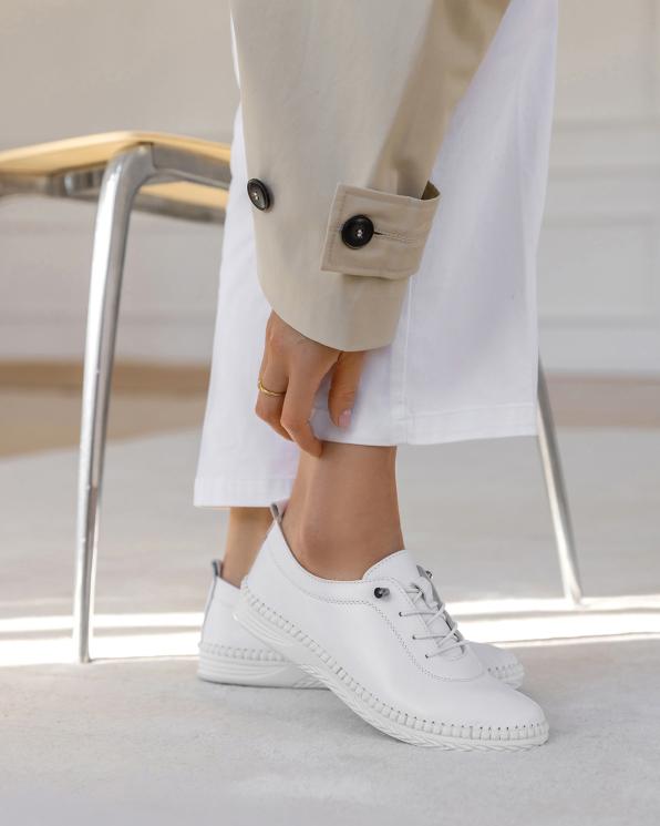 Białe trampki damskie ze skóry licowej z przeszywaną podeszwą 165-52042-BIAŁY