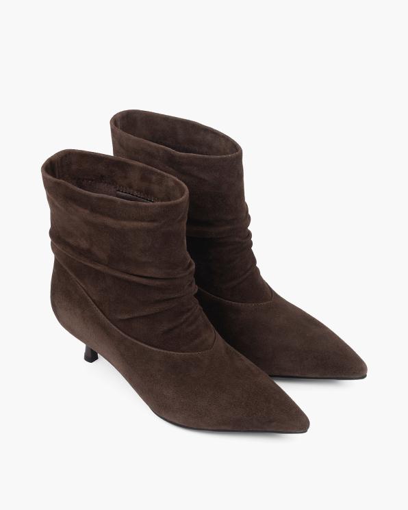 Czekoladowe botki damskie ze skóry zamszowej z marszczoną cholewką 169-45-COFFEE