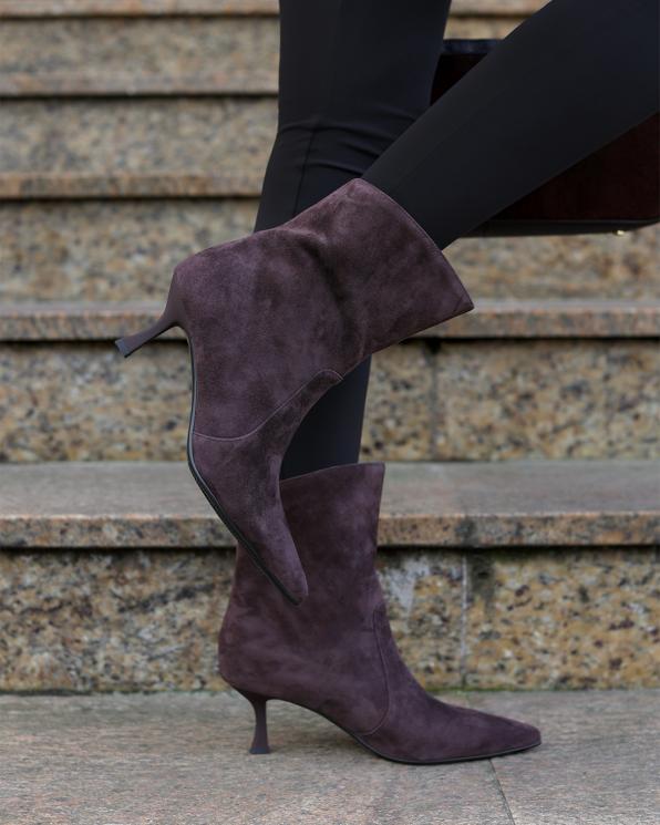 Czekoladowe botki damskie ze skóry zamszowej na szpilce 131-066-BRĄZ