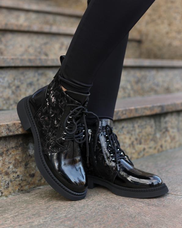 Czarne trzewiki damskie ze skóry lakierowanej z motywem  131-25-316-CZARN