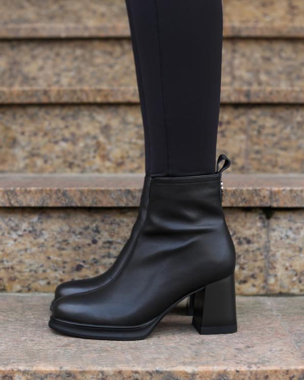 Czarne botki damskie ze skóry licowej na słupku 139-40306-czarny