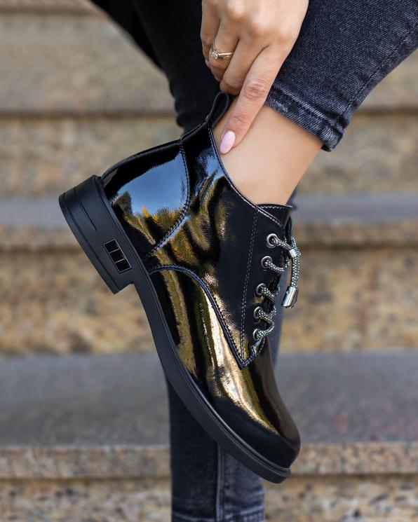 Czarne botki damskie sznurowane ze skóry lakierowanej 131-25-421-CZARN