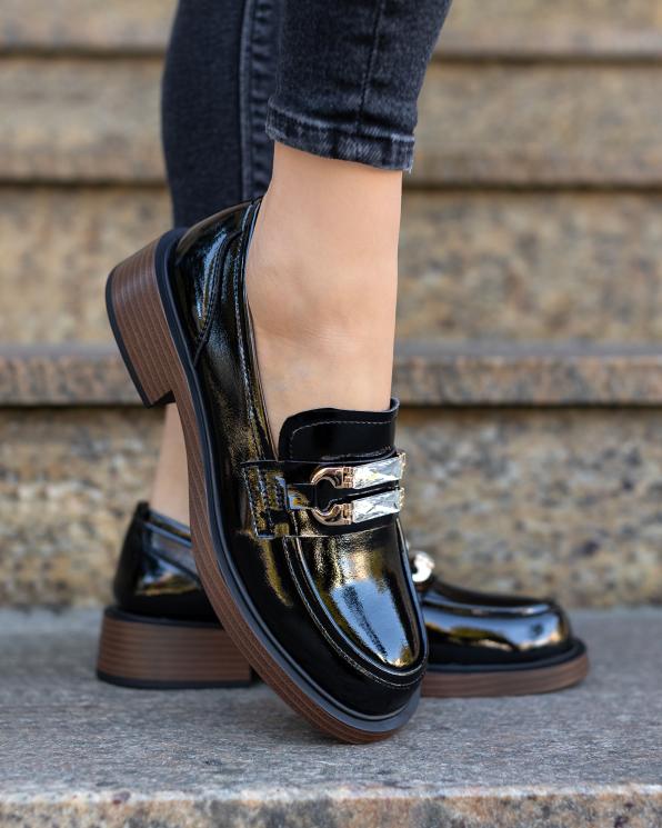 Czarne mokasyny damskie ze skóry lakierowanej na klocku 131-25-271-CZARN