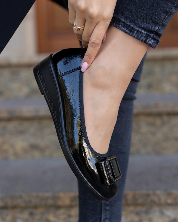 Czarne baleriny damskie ze skóry lakierowanej na koturnie 057-7-5200-CZA-L