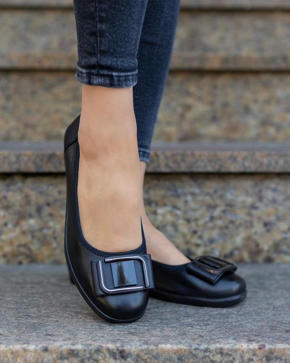 Czarne baleriny damskie skórzane na koturnie z ozdobą 057-8-5200-CZAR