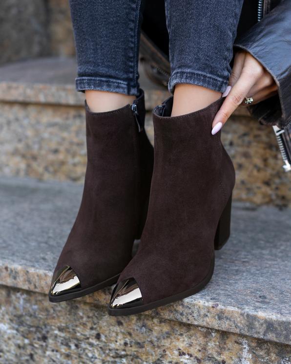 Czekoladowe botki damskie ze skóry zamszowej na słupku 058-8408-BRĄZ